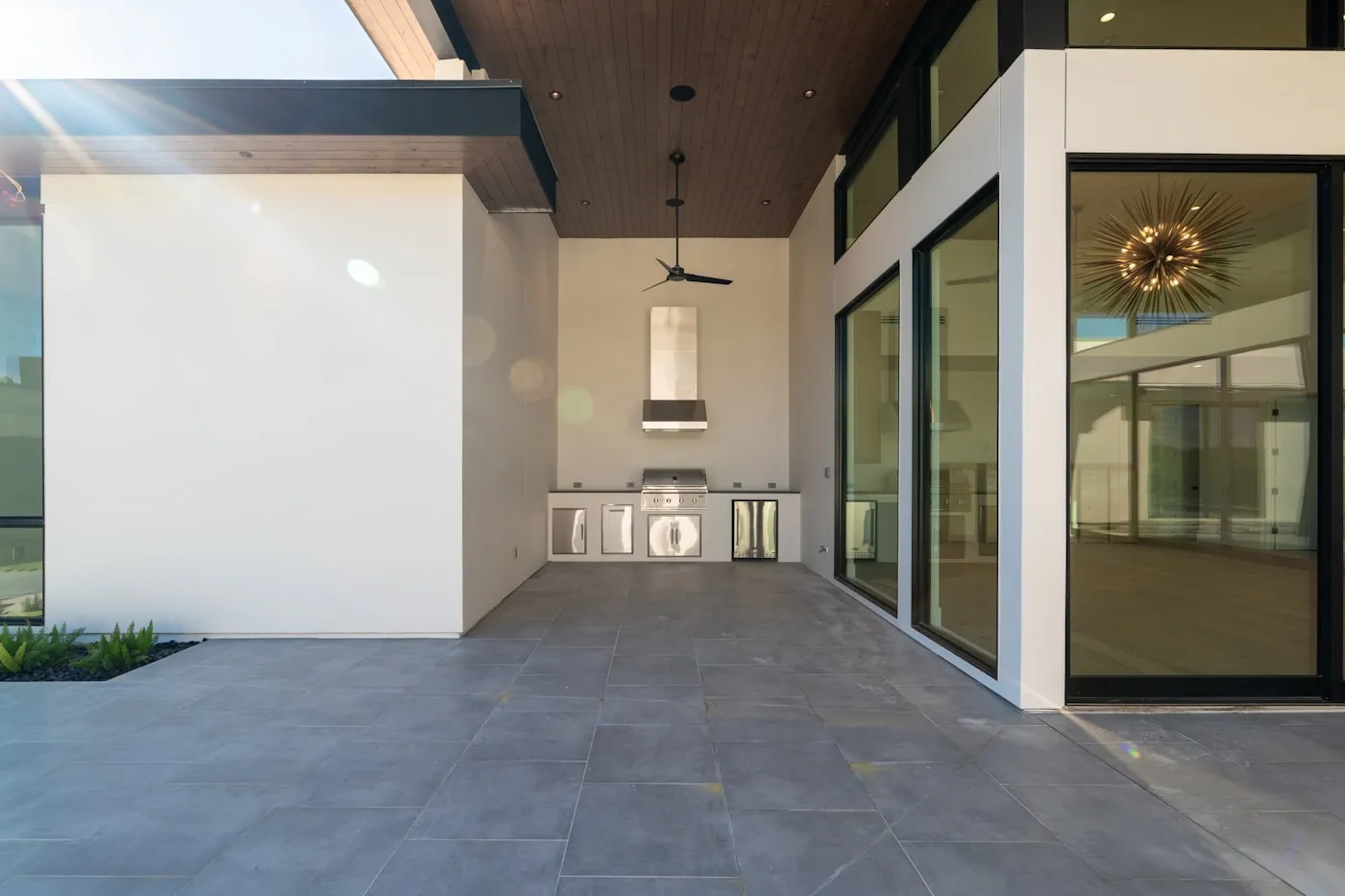 Covered outdoor kitchen and patio with tile floor